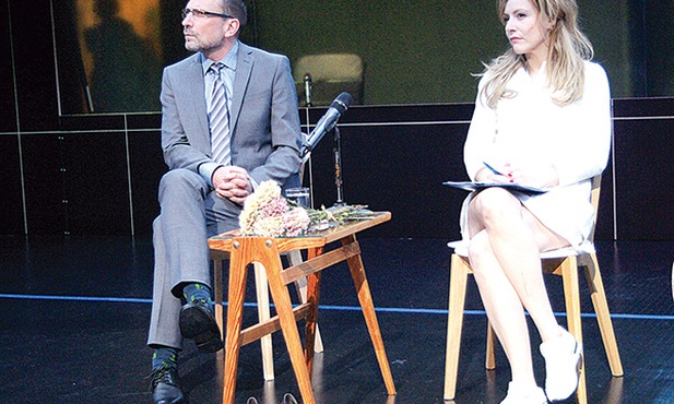 Co jest prawdą, co zmyśleniem? Teatr nie ułatwia nam odpowiedzi.