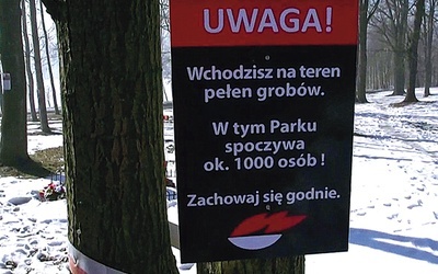 Tabliczki informacyjne na nekropolii miał wkrótce zastąpić monument z nazwiskami pomordowanych więźniów. Teraz wiadomo, że go nie będzie.