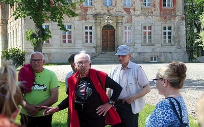 Marian Hawrysz (w środku) od kilkunastu lat dba o oznakowanie Dróg Jakubowych w diecezji legnickiej. Na spotkanie w Gostyniu przygotował warsztaty nt. poprawnego malowania muszelek.