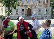 Marian Hawrysz (w środku) od kilkunastu lat dba o oznakowanie Dróg Jakubowych w diecezji legnickiej. Na spotkanie w Gostyniu przygotował warsztaty nt. poprawnego malowania muszelek.