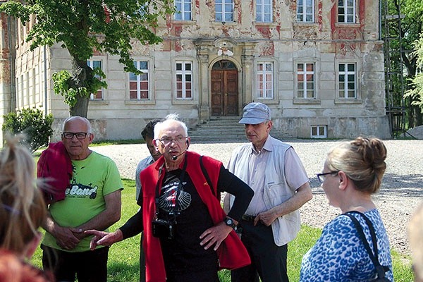 Marian Hawrysz (w środku) od kilkunastu lat dba o oznakowanie Dróg Jakubowych w diecezji legnickiej. Na spotkanie w Gostyniu przygotował warsztaty nt. poprawnego malowania muszelek.