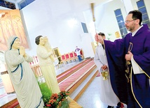 Figury poświęcił ks. Jerzy Mondel SCJ.