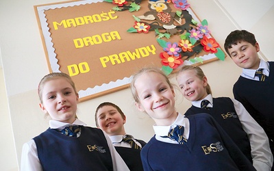 Zadowolone dzieciaki z Katolickiej Szkoły Podstawowej w Tarnowie są najlepszą reklamą placówki.