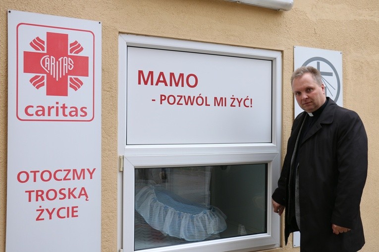 Ks. Robert Kowalski, dyrektor radomskiej Caritas, przy oknie życia