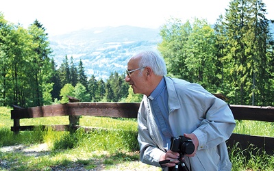 ▲	Nasz felietonista w akcji.  Tym razem jako fotoreporter.