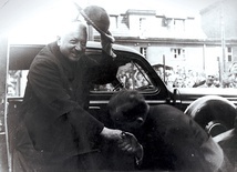 ▲	Kard. Hlond wysiada z samochodu witany przez ks. Rudolfa Adamczyka.