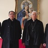 ▲	Przewodniczący Episkopatu Kuby (drugi z prawej) i jego zastępca (obok z lewej) razem z polskimi kapłanami w Katowicach. 