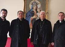 ▲	Przewodniczący Episkopatu Kuby (drugi z prawej) i jego zastępca (obok z lewej) razem z polskimi kapłanami w Katowicach. 