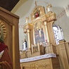 ▲	Na obrazie w ołtarzu głównym widać  św. Jacka Odrowąża.