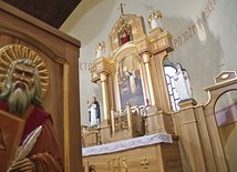 ▲	Na obrazie w ołtarzu głównym widać  św. Jacka Odrowąża.