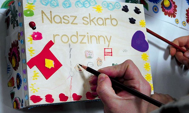 Uczestnicy warsztatów uczą się, że to rodzina jest największą wartością. 