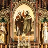 ▼	Ołtarz główny w gliwickiej katedrze z patronami diecezji świętymi Piotrem i Pawłem.