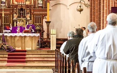 ▲	Biskup Jan Kopiec i ks. Krystian Piechaczek sprawowali Eucharystię dla szafarzy.