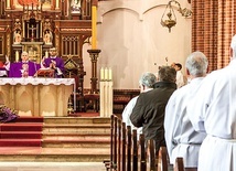 ▲	Biskup Jan Kopiec i ks. Krystian Piechaczek sprawowali Eucharystię dla szafarzy.