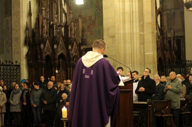 Bp Grzegorz Ryś w kościele stacyjnym ojców dominikanów