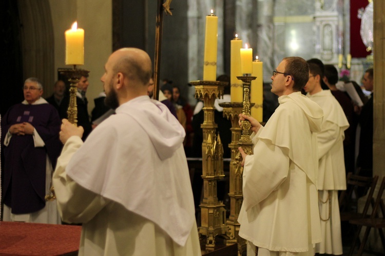 Bp Grzegorz Ryś w kościele stacyjnym ojców dominikanów