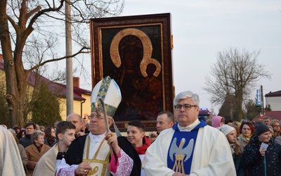 Bp Józef Zawitkowski i ks. Paweł Olszewski, proboszcz parafii w Brochowie, przy ikonie jasnogórskiej