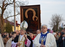 Bp Józef Zawitkowski i ks. Paweł Olszewski, proboszcz parafii w Brochowie, przy ikonie jasnogórskiej