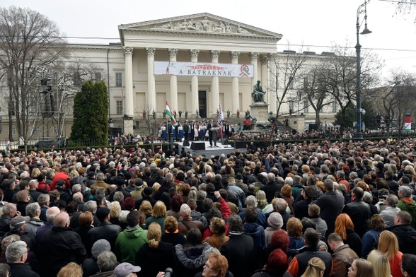 Orban: Trzeba powstrzymać Brukselę