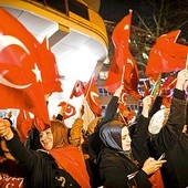 Protest przed konsulatem Turcji w Rotterdamie.