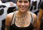 Uczestniczka manifestacji w Dniu Kobiet z napisem: „Aborcja legalna, bezpieczna i darmowa”.
8.03.2017 Buenos Aires, Argentyna