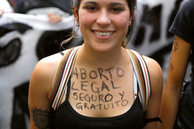 Uczestniczka manifestacji w Dniu Kobiet z napisem: „Aborcja legalna, bezpieczna i darmowa”.
8.03.2017 Buenos Aires, Argentyna