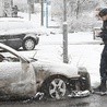 Spalone auto w dzielnicy Rinkeby w Sztokholmie.