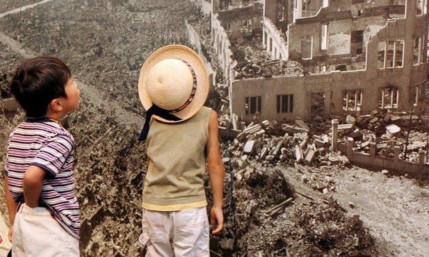 6 sierpnia 1945 r. nad Hiroszimą wybuchła bomba atomowa. W jednej chwili prawie całe miasto zamieniło się w kupę gruzów.