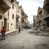 Syryjskie Aleppo to dziś wielka sterta gruzów. W ruinach swoich domów żyją ludzie, którym Polacy pomagają w ramach akcji Rodzina Rodzinie.