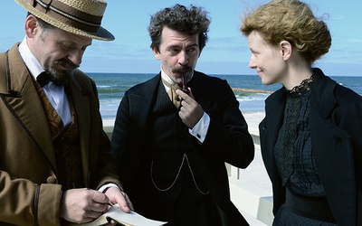 Spotkanie nad morzem, czyli Piotr Głowacki jako Albert Einstein (w środku) i Karolina Gruszka  w roli tytułowej bohaterki.