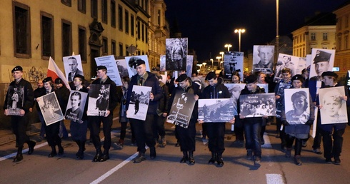 Oddali hołd idąc przez miasto