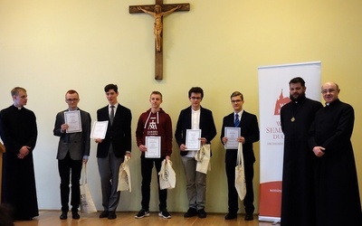 Organizatorzy i laureaci rozstrzygniętego 11 marca konkursu liturgicznego