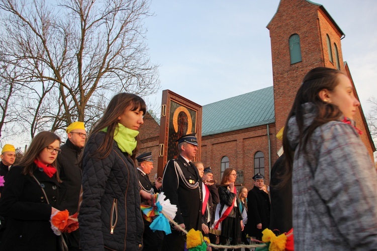 Powitanie ikony MB Częstochowskiej w Młodzieszynie