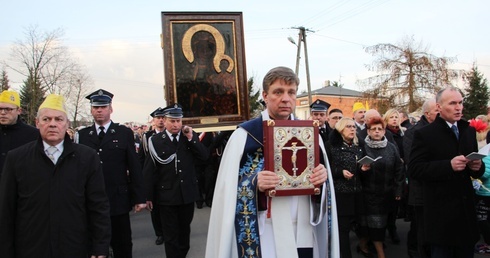 Ks. Dariusz Kuźmiński, proboszcz parafii w Młodzieszynie, prowadzi procesję z obrazem Matki Bożej Częstochowskiej