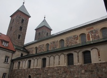 Wieże bazyliki widoczne od strony dziedzińca klasztornego