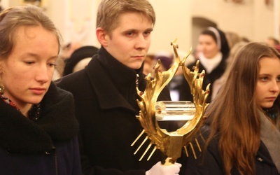 Delegacja młodzieży wniosła do świątyni relikwie św. Jana Pawła II