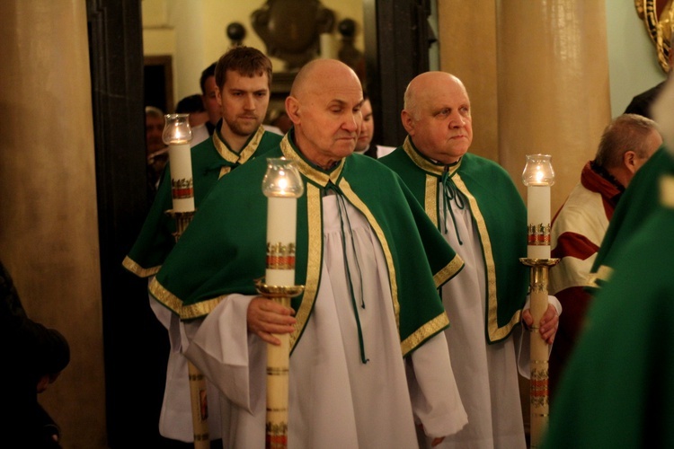 Bp Tadeusz Pieronek w kościele stacyjnym na krakowskim Zwierzyńcu