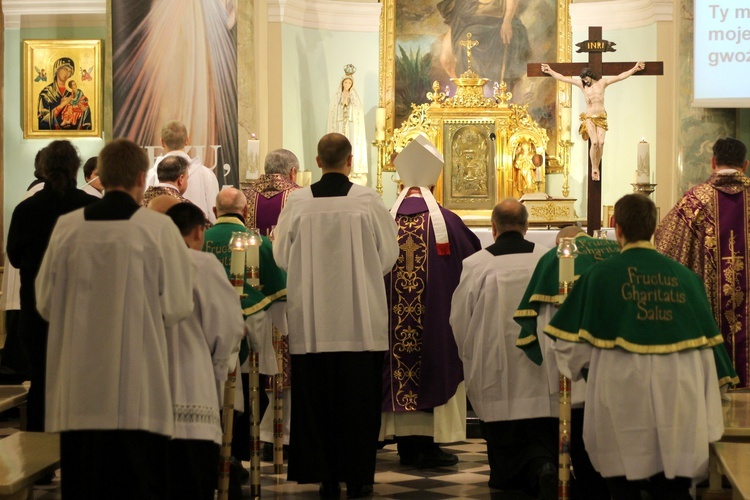 Bp Tadeusz Pieronek w kościele stacyjnym na krakowskim Zwierzyńcu