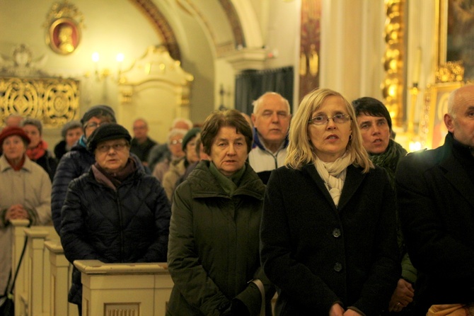 Bp Tadeusz Pieronek w kościele stacyjnym na krakowskim Zwierzyńcu