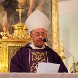 Bp Tadeusz Pieronek w kościele stacyjnym na krakowskim Zwierzyńcu
