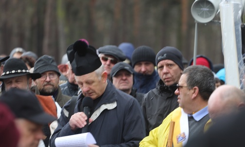 Wśród prowadzących modlitewne rozważania był też m.in. ks. prał. Stanisław Wawrzyńczyk, proboszcz bielskiej parafii św. Maksymiliana