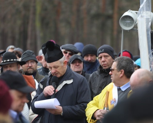 Wśród prowadzących modlitewne rozważania był też m.in. ks. prał. Stanisław Wawrzyńczyk, proboszcz bielskiej parafii św. Maksymiliana