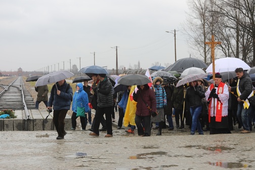 Ruszyli drogą wzdłuż obozowej rampy, potem wśród barakówi ruin krematoriów...