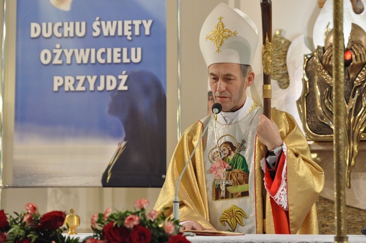 Bp Stanisław Salaterski głosi homilię w Kątach