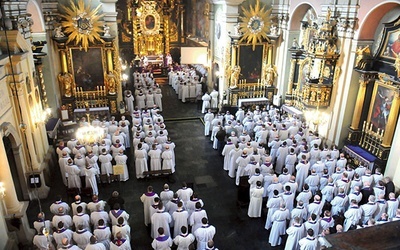 W świątyni u bernardynów modliło się kilkuset prezbiterów.