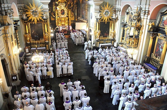 W świątyni u bernardynów modliło się kilkuset prezbiterów.