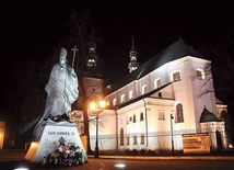 	Chlubą diecezji i całego regionu jest bazylika katedralna w Łowiczu.