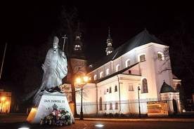 	Chlubą diecezji i całego regionu jest bazylika katedralna w Łowiczu.