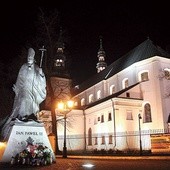 	Chlubą diecezji i całego regionu jest bazylika katedralna w Łowiczu.