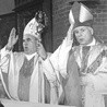 	Bp Andrzej Śliwiński oraz bp Józef Wysocki podczas pierwszej Mszy św. w katedrze św. Mikołaja 23 marca 1992 roku. 